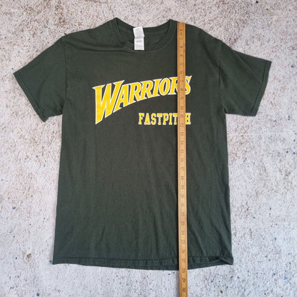 Gildan T-SHIRT WARRIORS FASTPITCH COLLEGE USA SPELLOUT - Green - Size M