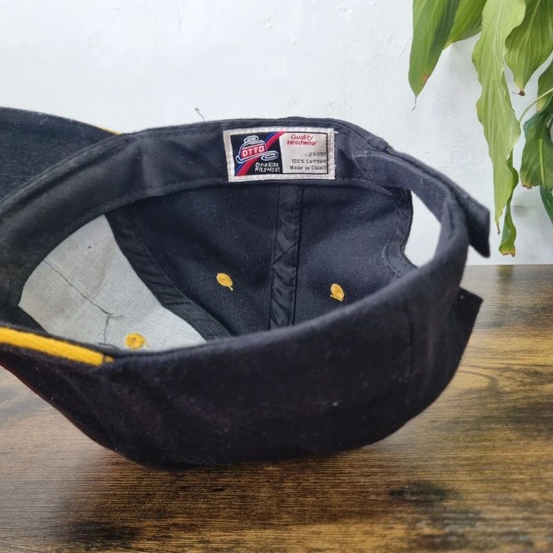 Vintage American baseball Hat Snapback cap one size adjustable black wally's Car