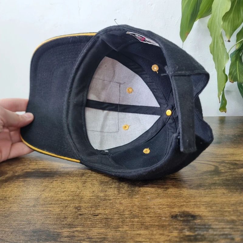 Vintage American baseball Hat Snapback cap one size adjustable black wally's Car